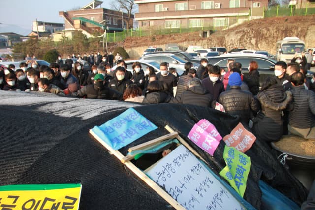 2020년 홍천군청 인근 농성장이 철거되는 모습