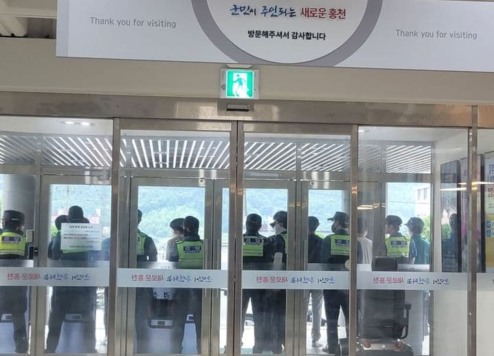 Residents Opposing the Hongcheon Plant Face Police at County Office